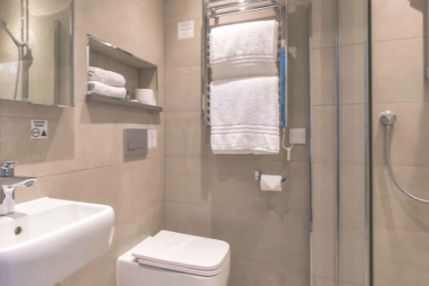 Cosy-double-ensuite-1536x636