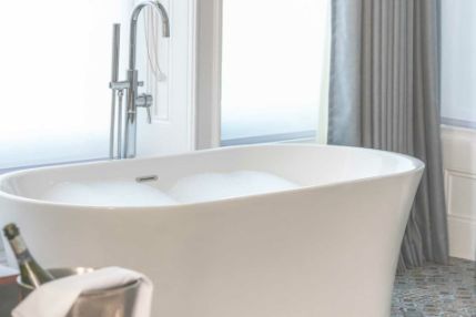 Junior-King-bathtub-in-room-1536x636